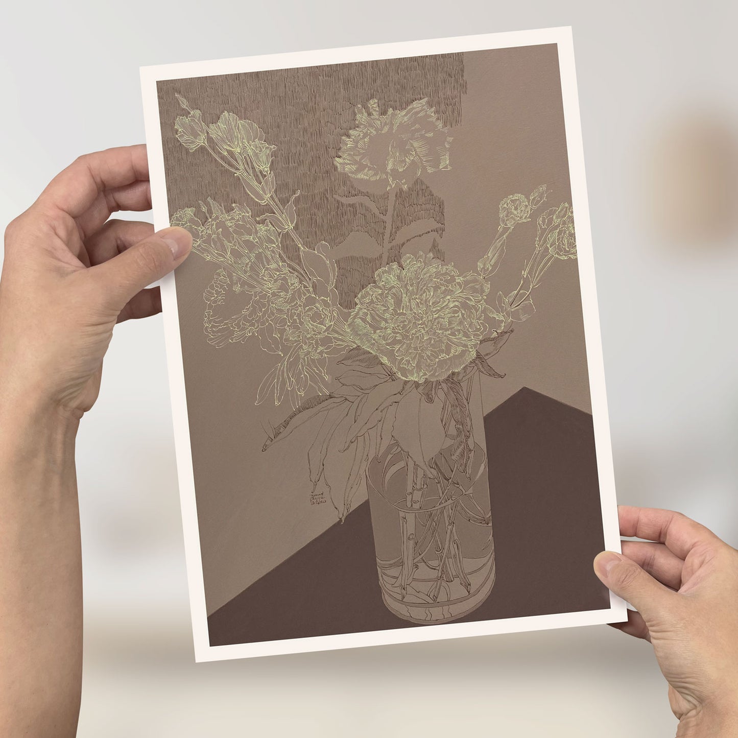 Hand hält ein Mini-Poster mit floraler Zeichnung von Pfingstrosen auf hochwertigem Karton, DIN A4.