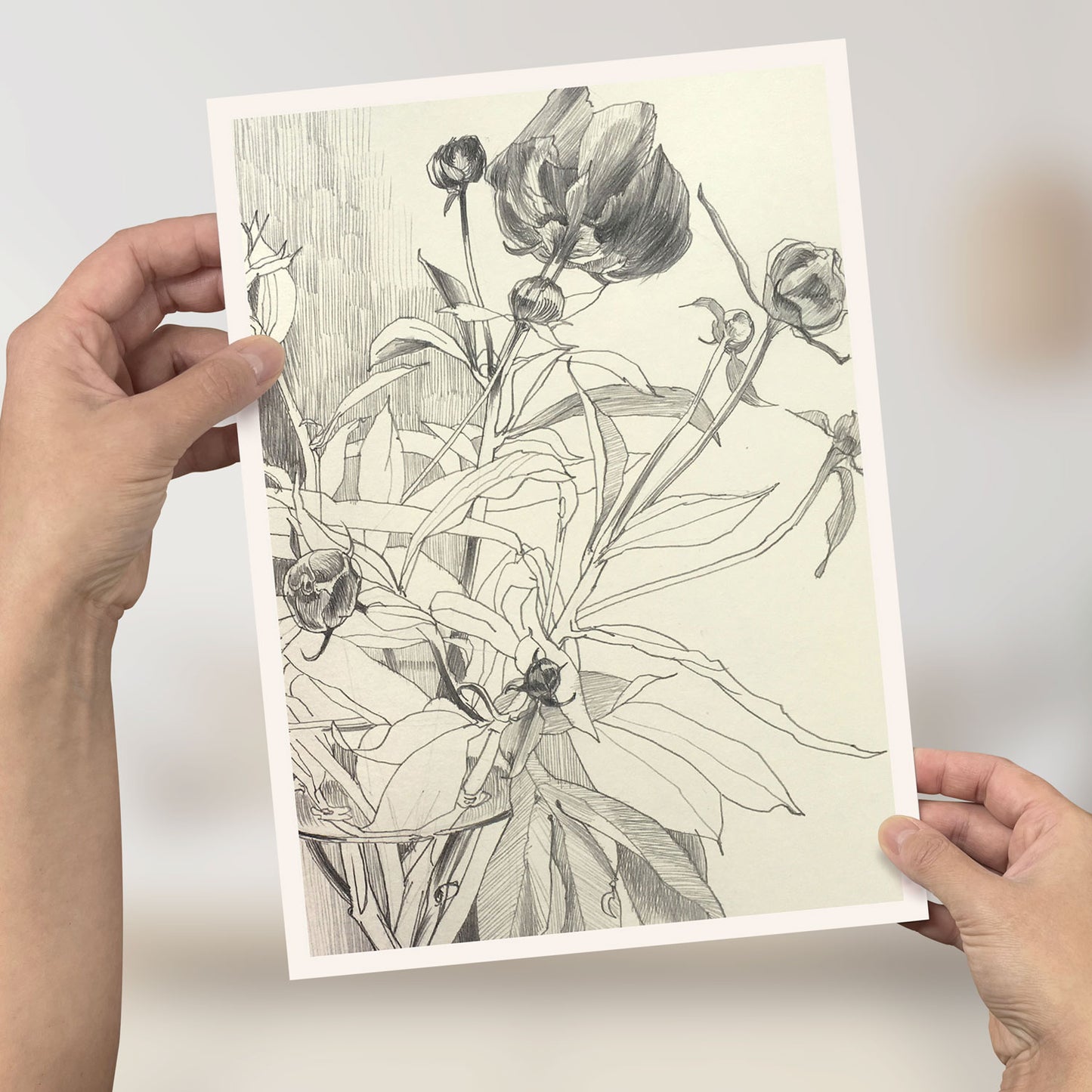 Person hält ein Mini-Poster mit einer floralen Zeichnung im Format DIN A4, ideal zum Pinnen oder Verschenken.