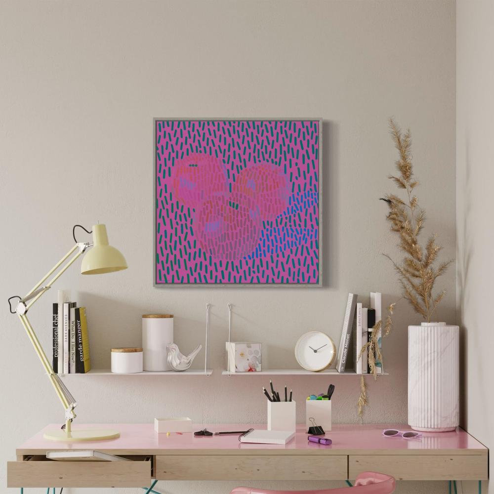 Äpfel Magenta Stillleben Leinwanddruck, wohnhaft in einem modernen Arbeitsbereich, stilvoll dekoriert mit Schreibtisch und Pflanzen.