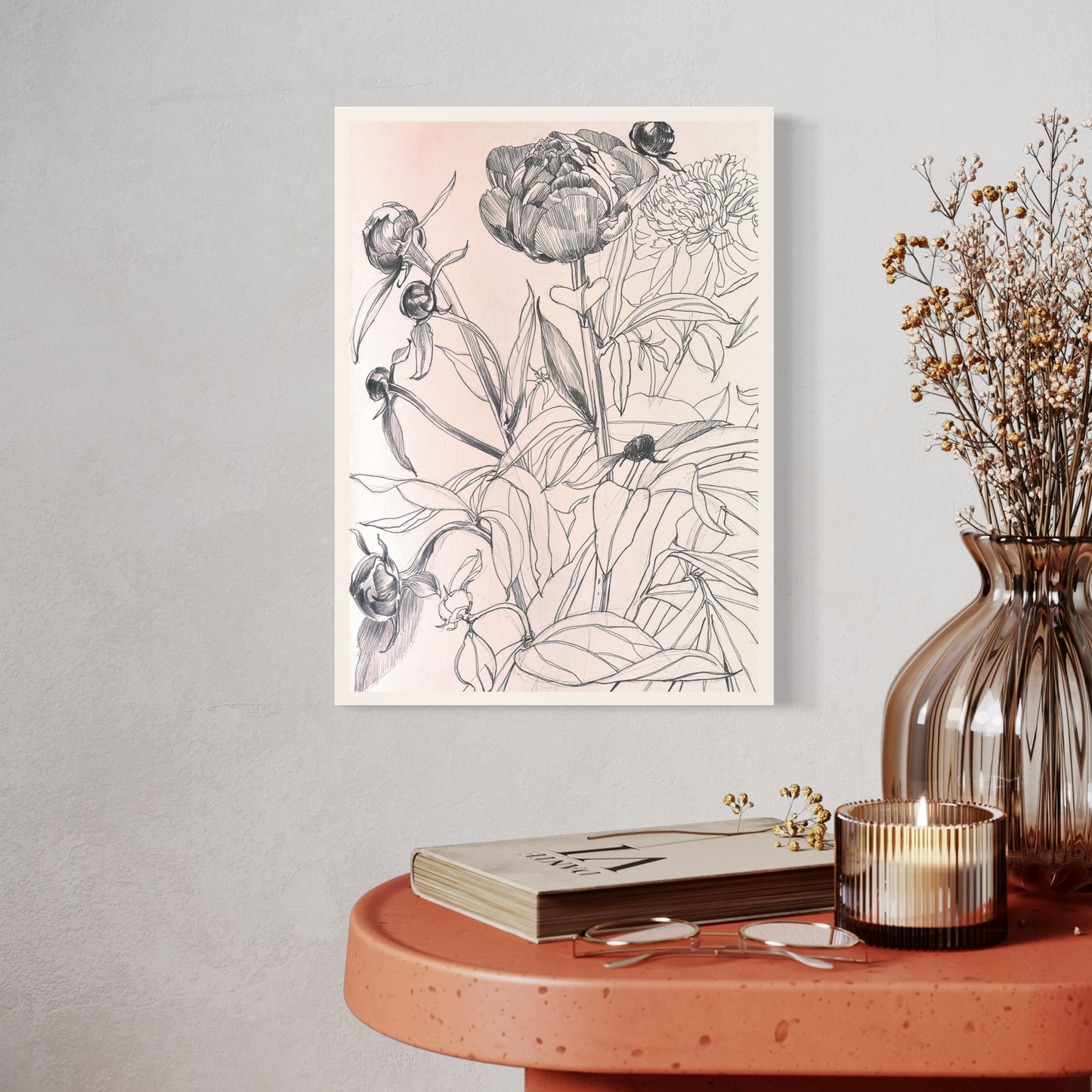 Florale Zeichnung Mini-Poster im DIN A4 Format, elegant platziert auf einem Tisch mit Dekoration.