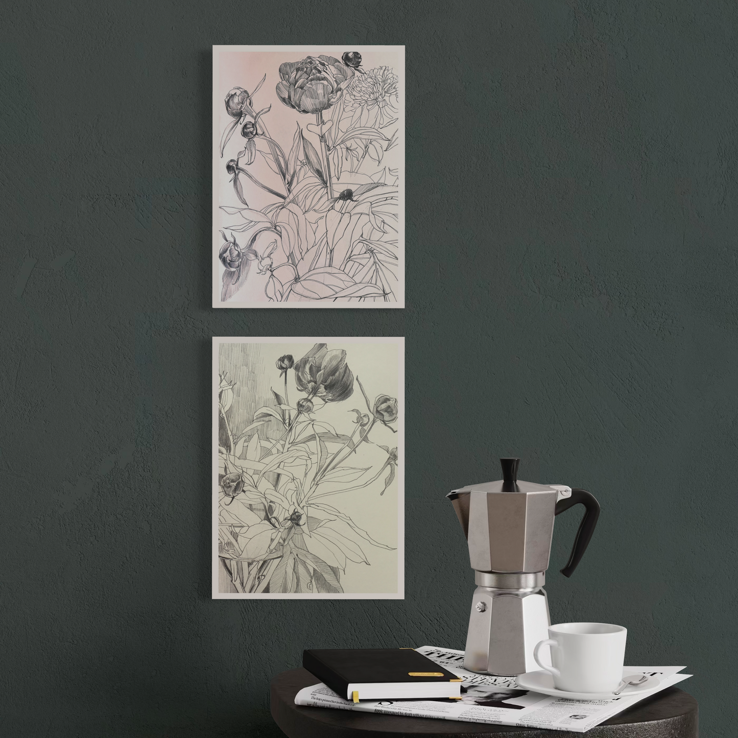 Florale Mini-Poster im Rahmen an einer Wand, neben einer Kaffeekanne und einer Tasse, stilvolles Wohnambiente.