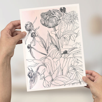 Person hält ein Mini-Poster mit floraler Zeichnung im DIN A4 Format, gedruckt auf hochwertigem Recyclingkarton.