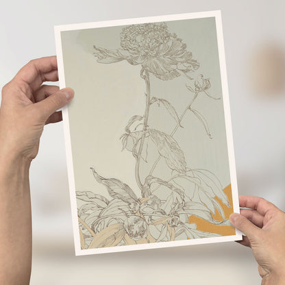 Person hält ein Mini-Poster mit floraler Zeichnung einer Pfingstrose, 21x29,7 cm, auf recyceltem Karton.