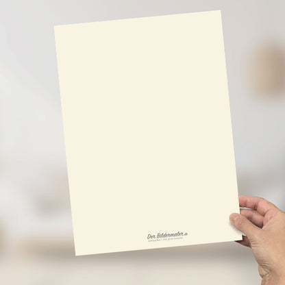 Hand hält ein leeres, hochwertiges Blatt im DIN A4-Format auf hellem Hintergrund.