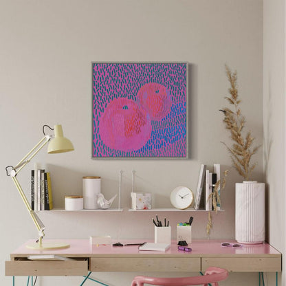 Äpfel Magenta Stillleben Leinwanddruck im modernen Arbeitszimmer mit rosa Schreibtisch und Dekoration.
