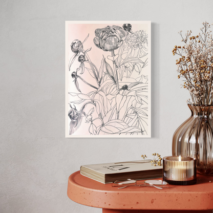 Florale Zeichnung Mini-Poster im DIN A4 Format, elegant platziert auf einem Tisch mit Dekoration.