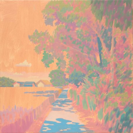 Blauer Schatten, 50x50cm Weg mit Feldern links und Bäumen rechts im Sommer und blauen Schatten auf dem Weg in hellen, warmen Farben