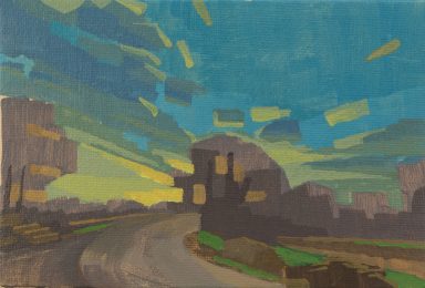 Abendstimmung an einem Weg mit tiefstehender Sonne hinter einer Baumgruppe in leuchtenden orange-warmen Farben und blau-lila Wolkenhimmel